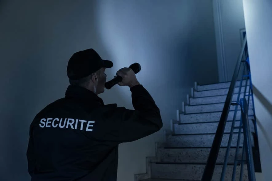 Agent Force Protect Sécurité Privée en mission de rondes de surveillance et patrouilles de sécurité en île-de-france – expertise force protect sécurité privée.